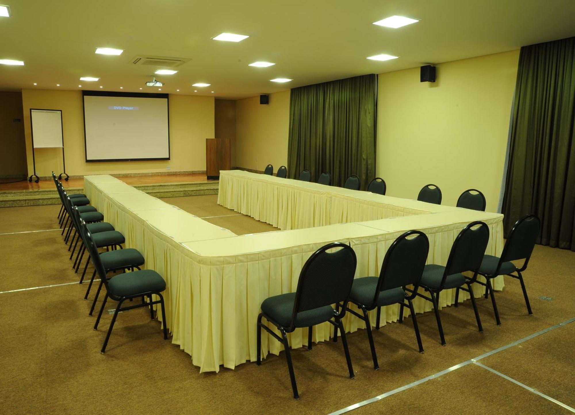 Ramada By Wyndham Furnaspark Formiga Exterior photo